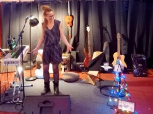 Mérézel, seule-en-scène de slam et chanson OSE